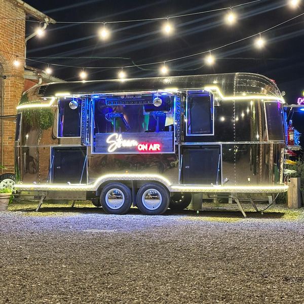 L'Airstream Stream On Air di sera con LED accesi e luci a festone