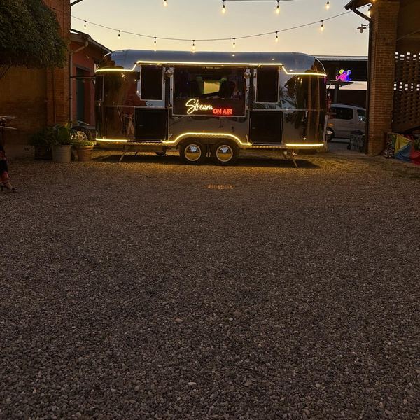 L'Airstream al tramonto in un cortile di campagna