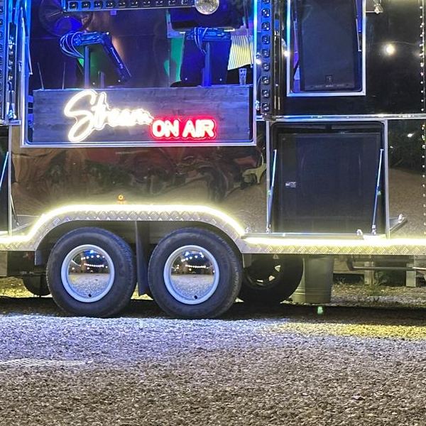 La finestra DJ con l'insegna al neon Stream On Air